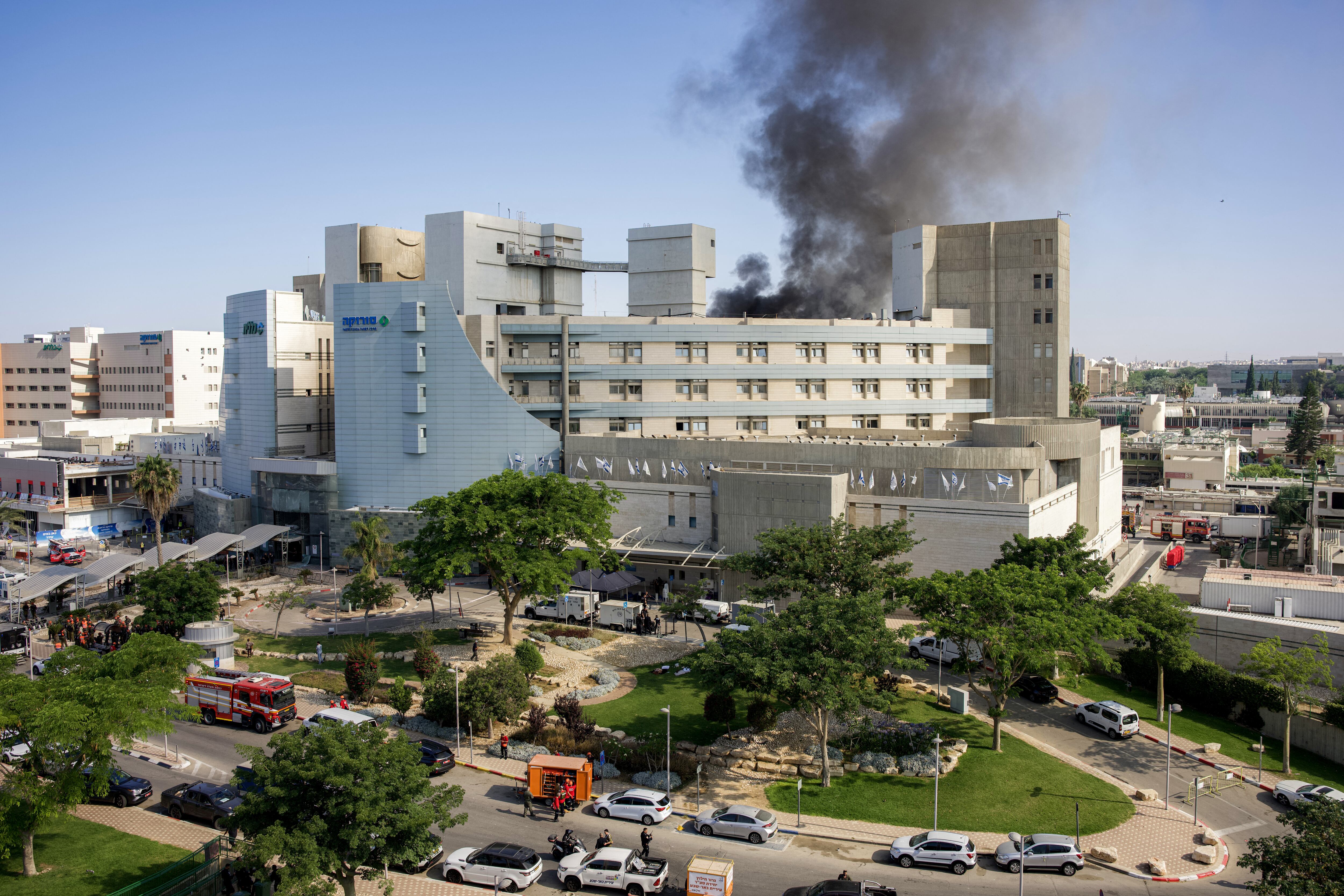 Una columna de humo se eleva desde un edificio del Hospital Soroka en Beersheba, al sur de Israel, tras un ataque con misiles iraníes
