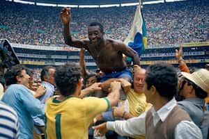 Pelé es alzado en hombros tras conquistar con Brasil el Mundial de 1970 en el Estadio Azteca de Ciudad de México, el 21 de junio, venciendo a Italia 