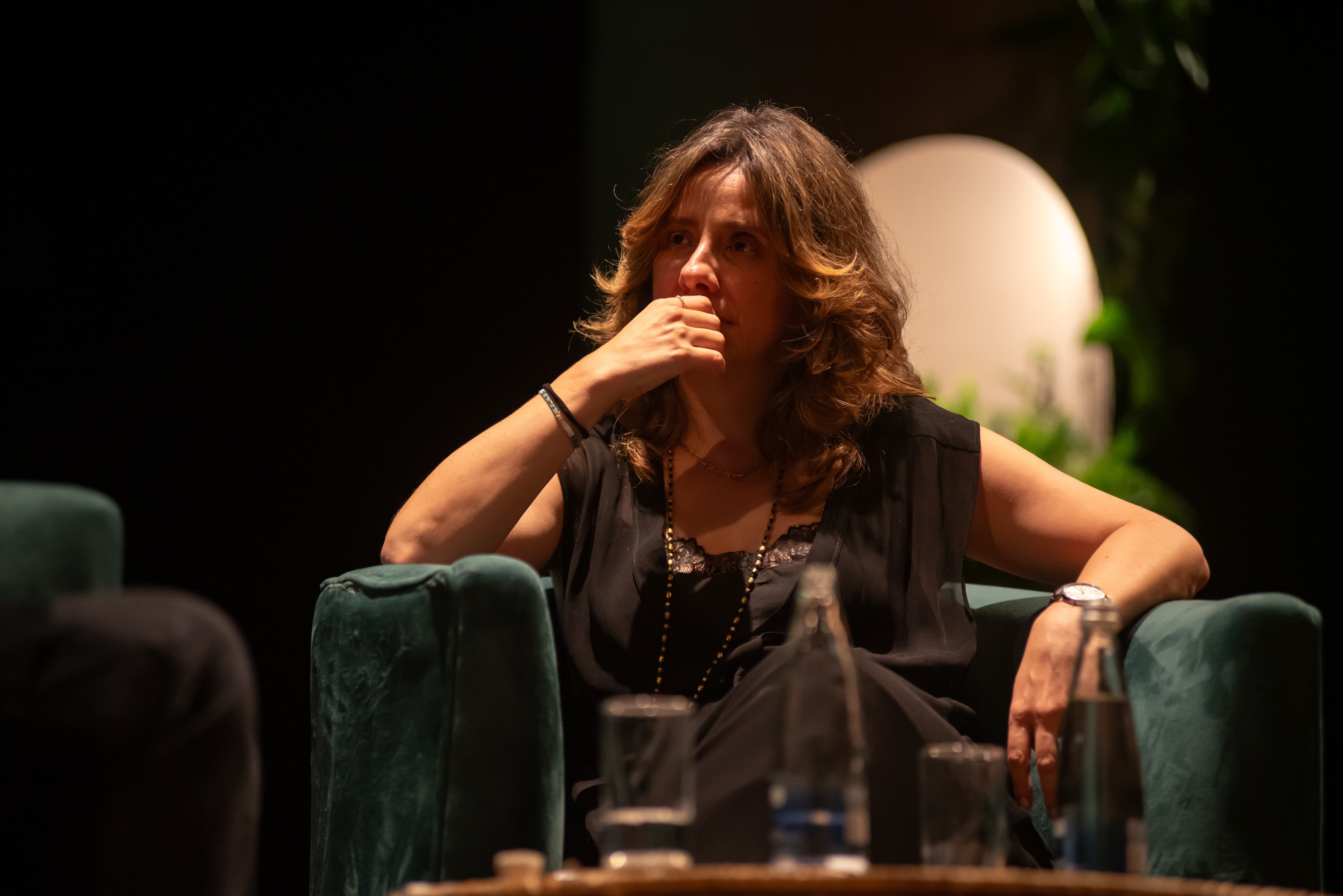 El escritor Mario Mendoza y la guionista Ana María Parra durante su charla sobre Estado de Fuga 1986 en el Hay Festival 2026