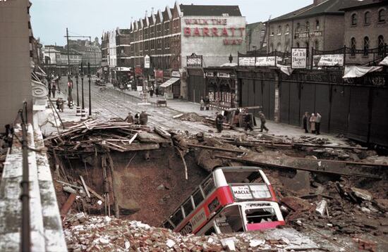 Un autobús londinense luego de caer en uno de los socavones provocado por el bombardeo de la ciudad  en 1940. (Foto de William Vandiver).
