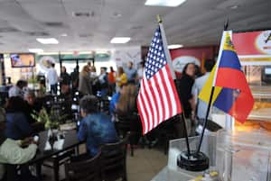Banderas de Estados Unidos y Venezuela durante una convención de la Asociación de Venezolanos Americanos en Miami, Florida.