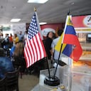 Banderas de Estados Unidos y Venezuela durante una convención de la Asociación de Venezolanos Americanos en Miami, Florida.
