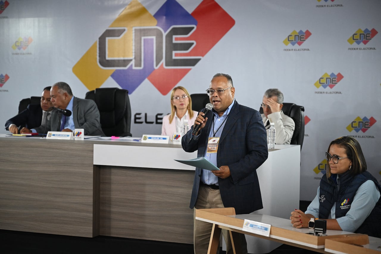 Máximo Sánchez (C), miembro del partido político "Fuerza Vecinal", presenta la candidatura a la presidencia del gobernador del estado Zulia, Manuel Rosales, miembro de la coalición Plataforma Unitaria Democrática (PUD), en la sede del Consejo Nacional Electoral (CNE) en Caracas el 26 de marzo. , 2024.