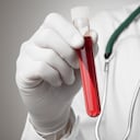 El VIH se puede transmitir por relacio-
nes sexuales, contacto bucogenital, transfusiones de sangre, intercambio de equipos de inyección contaminados y transmisión de la madre al hijo durante el embarazo.