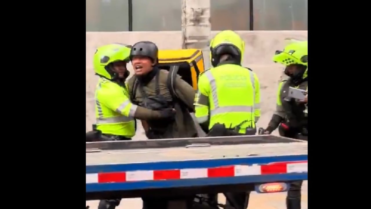 En un video que se difundió por redes sociales quedó captado el momento en el que un domiciliario fue detenido por tres policías en Bogotá.