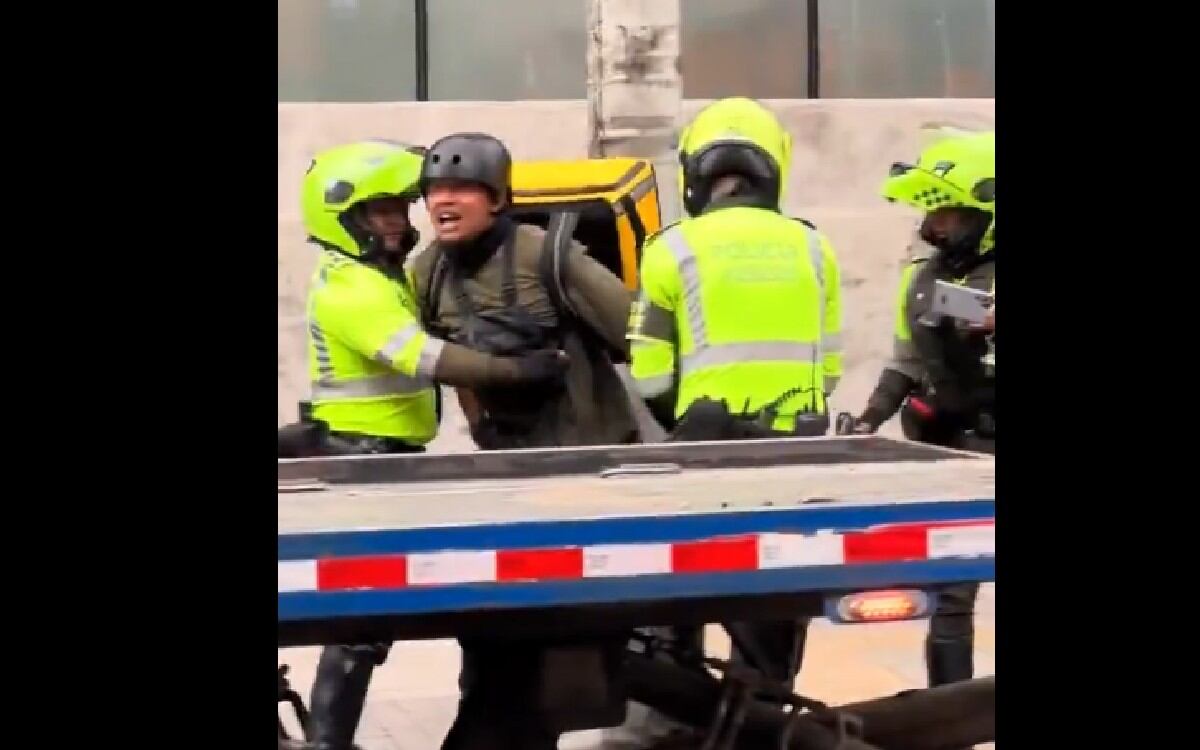 En un video que se difundió por redes sociales quedó captado el momento en el que un domiciliario fue detenido por tres policías en Bogotá.