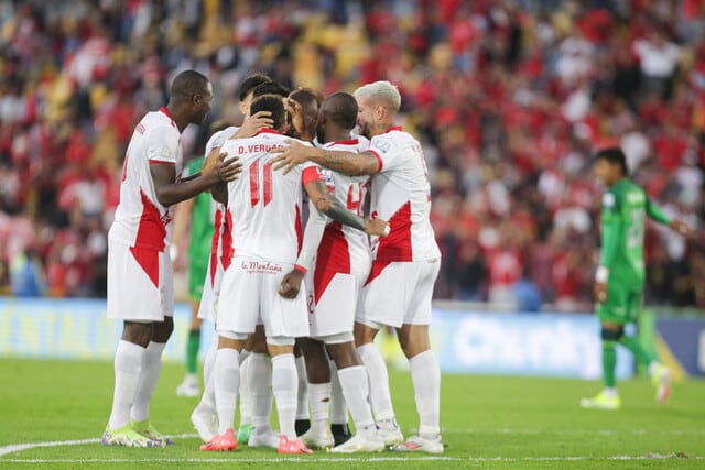 Jugadores de América de Cali reunidos en en el césped de El Campín antes del partido con La Equidad, por la jornada ocho de la Liga BetPlay 2024-II.