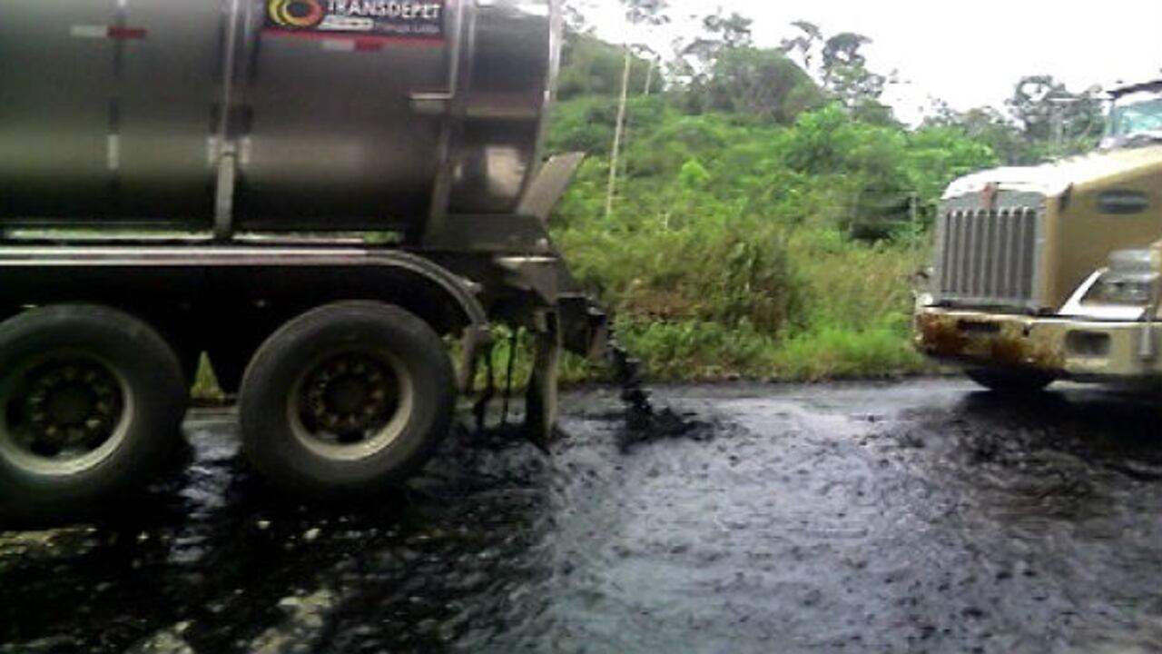 Presuntos miembros del Frente 48 de las FARC han retenido sistemáticamente caravanas de tractomulas en Putumayo y obligado a sus conductores a verter el contenido en las vías.