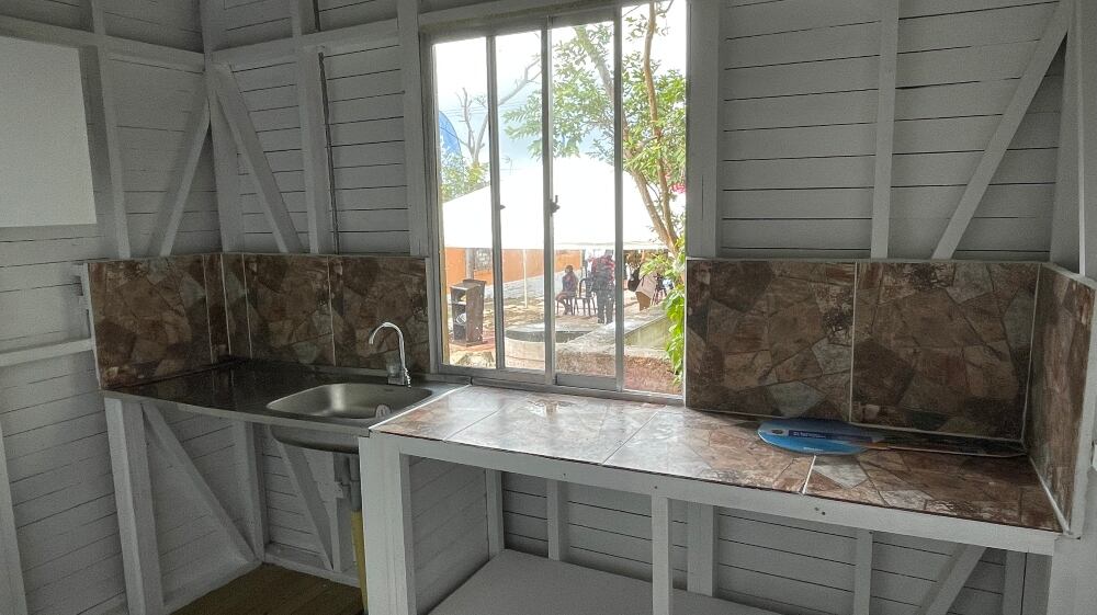 Presidente Duque y Miguel Escobar, presidente de Postobón, entregaron 17 casas en San Andrés y Providencia.