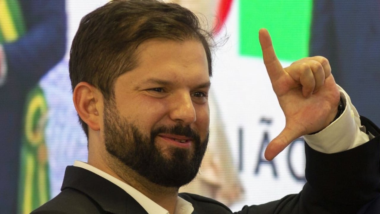 La imagen favorable del mandatario chileno sigue a la baja y así lo refleja una reciente medición de popularidad realizada por la firma Cadem, en la que se plasmó la aprobación con la que Boric cierra sus primeros 10 meses al frente de la Casa de la Moneda como cabeza del gobierno de su país.