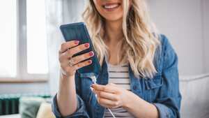 Se deben usar cargadores de calidad para evitar daños prematuros en la batería del celular.