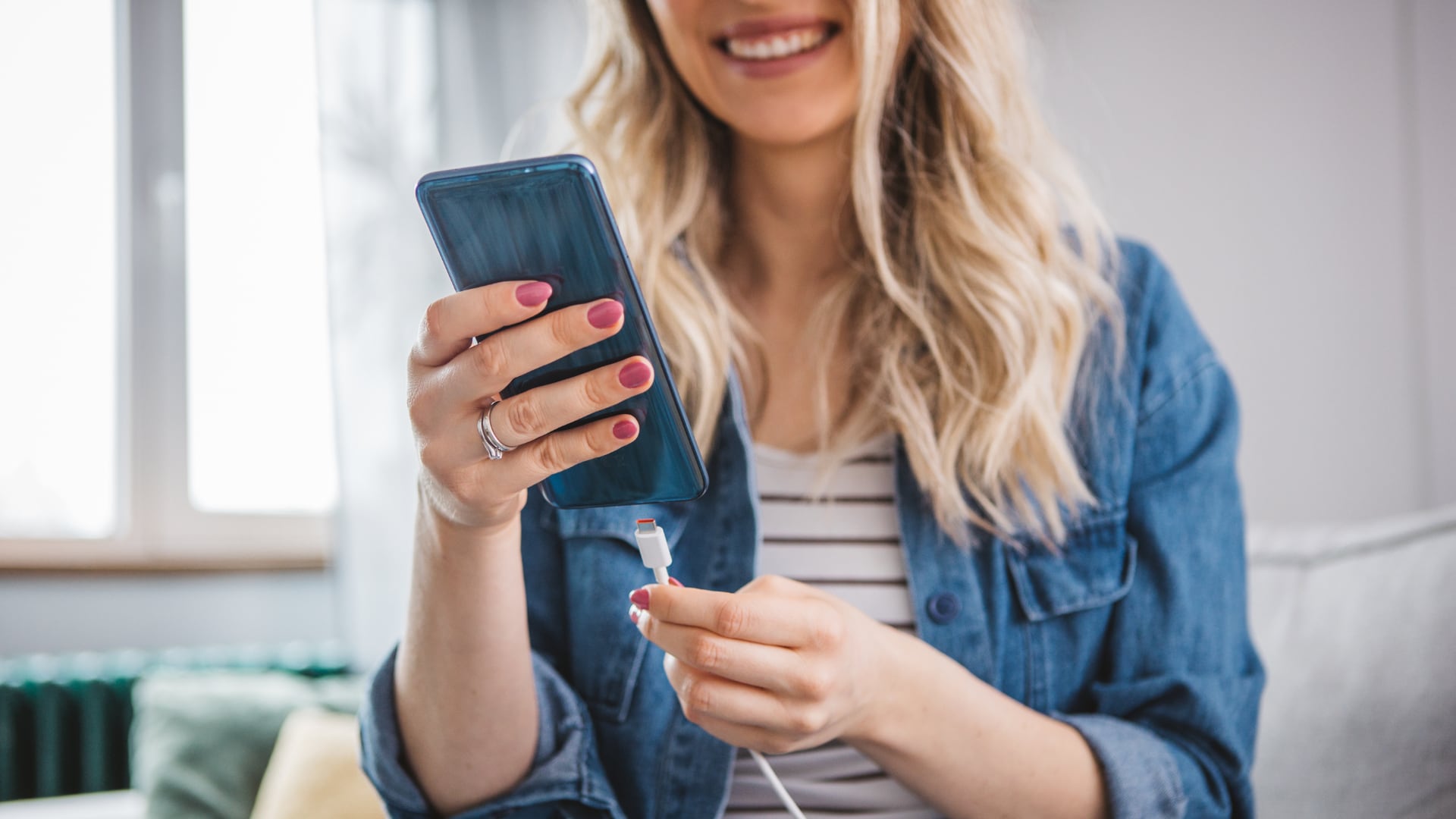 Se deben usar cargadores de calidad para evitar daños prematuros en la batería del celular.