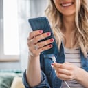 Se deben usar cargadores de calidad para evitar daños prematuros en la batería del celular.