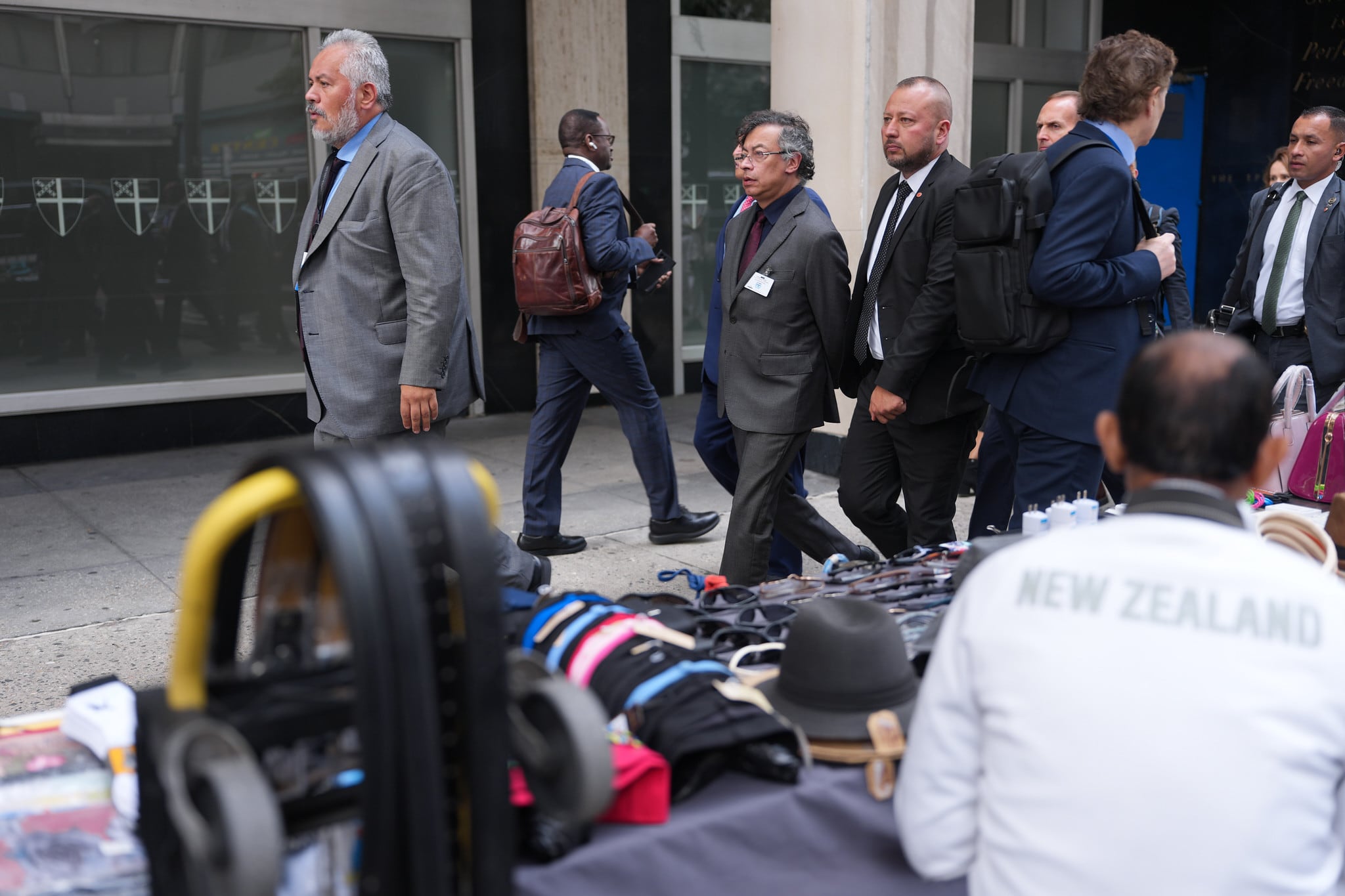 El presidente, Gustavo Petro, caminando por las calles de Nueva York (Estados Unidos), el 22 de septiembre de 2025. Lo acompañó Angie Rodríguez, directora del Departamento Administrativo de la Presidencia (Dapre), además de su esquema de seguridad