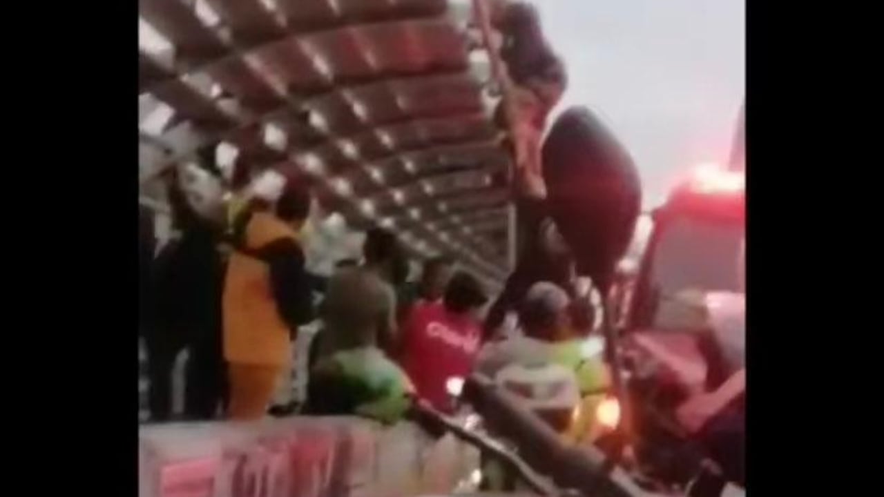 Este hecho se presentó en el Viaducto Provincial La Novena, donde una mujer de 55 años, quien se reserva su identidad, tomó la decisión de subirse a una parte de este puente y amenazar con lanzarse al vacío.