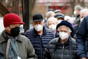 La gente espera en la fila antes de vacunarse contra el COVID-19 en la Iglesia de San Antonio de Padua en Sokolov, República Checa, el martes 16 de marzo de 2021. Hasta el martes, la República Checa ha administrado 1.119.663 dosis de vacunación en el país de aproximadamente 10,5 millones. Foto: AP / Petr David Josek.
