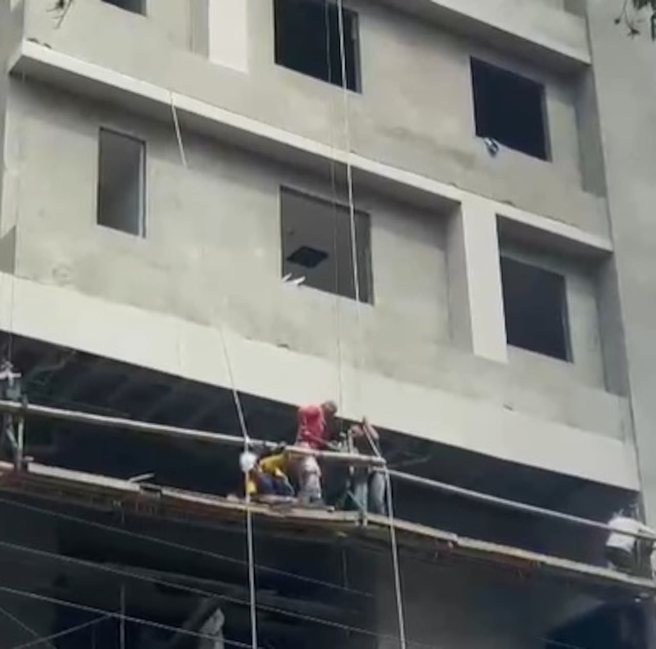 Los trabajadores que participan en una obra civil fueron los encargados de auxiliar a la víctima, sin importar la altura, logrando retirarlo de las cuerdas y luego bajarlo para facilitar su trasladado a un centro asistencial.