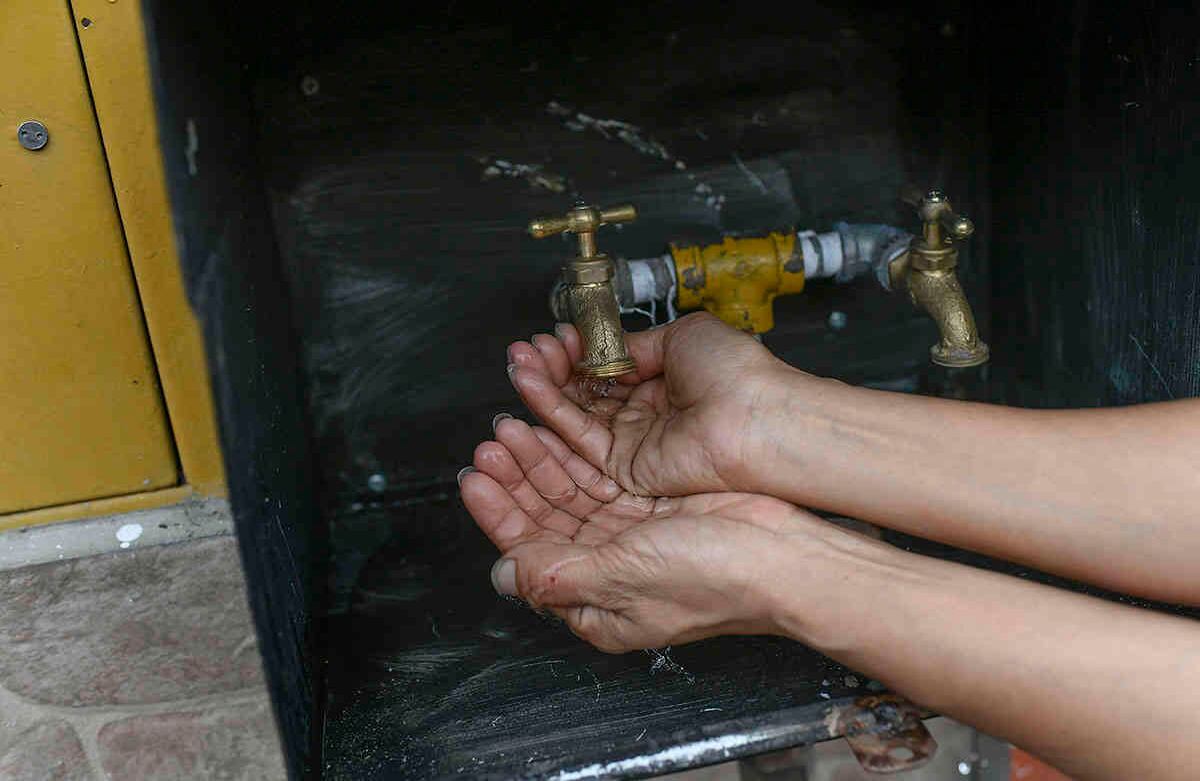 El agua del túnel se toma para múltiples usos en Venezuela. Sin embargo preocupa la calidad del líquido y los efectos que esta pueda traer para la población que la está recolectando. Foto: Matias Delacroix /AP.