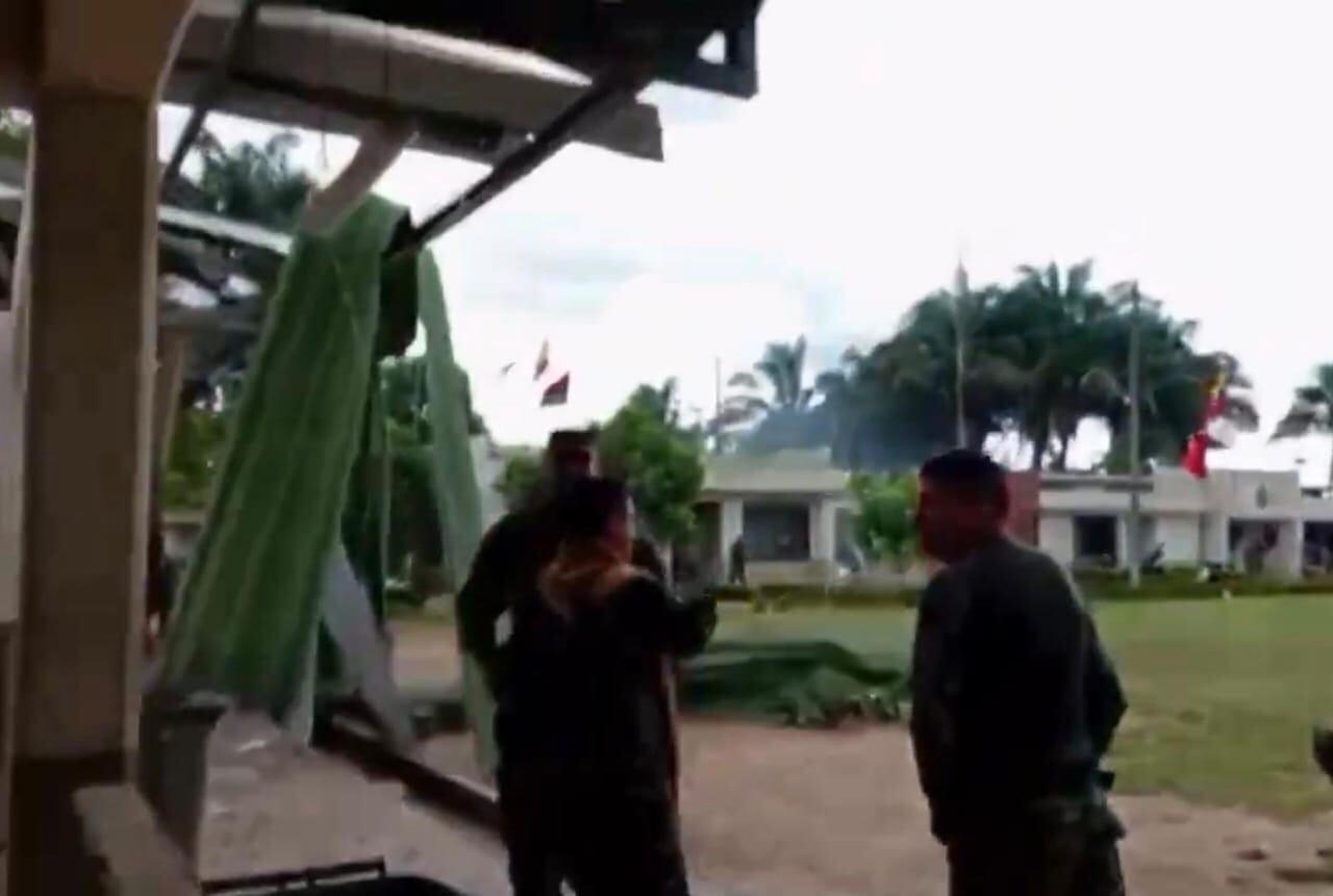 Los videos al parecer fueron grabados por algunos soldados que estaban brindando ayuda a los uniformados heridos.