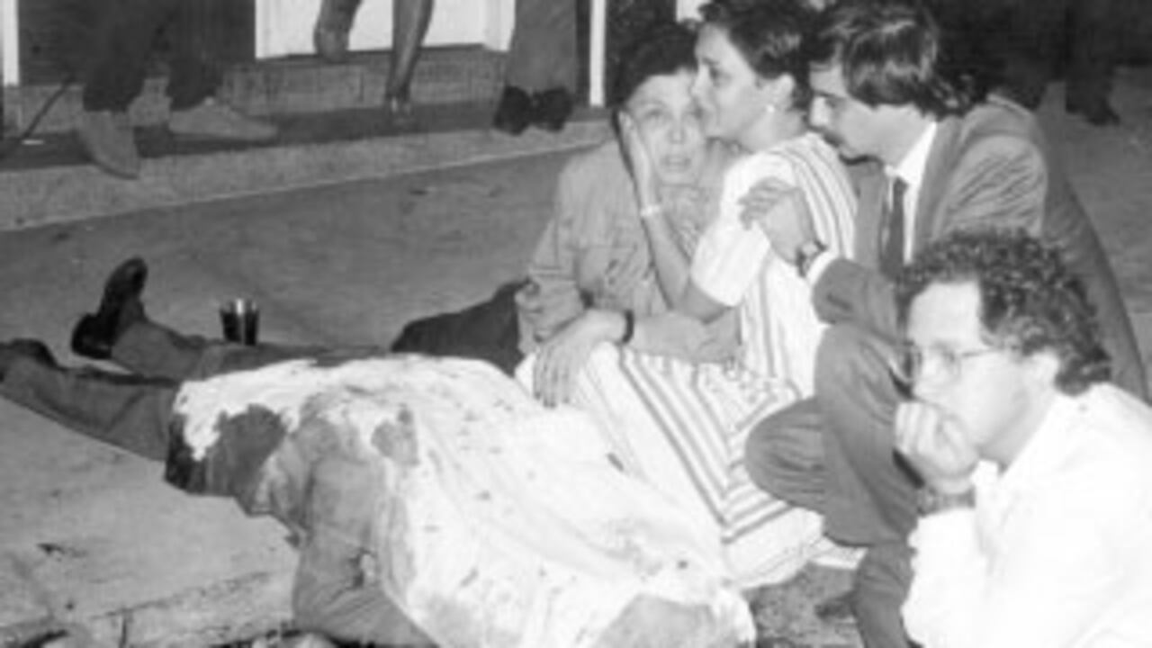 La familia Abad Faciolince, desconsolada frente al cadáver del esposo y padre. Clara Abad , acompañada de su esposo, Alfonso Arias, intenta consolar a Cecilia, su madre . Héctor Abad Faciolince, de gafas redondas, mira al vacío