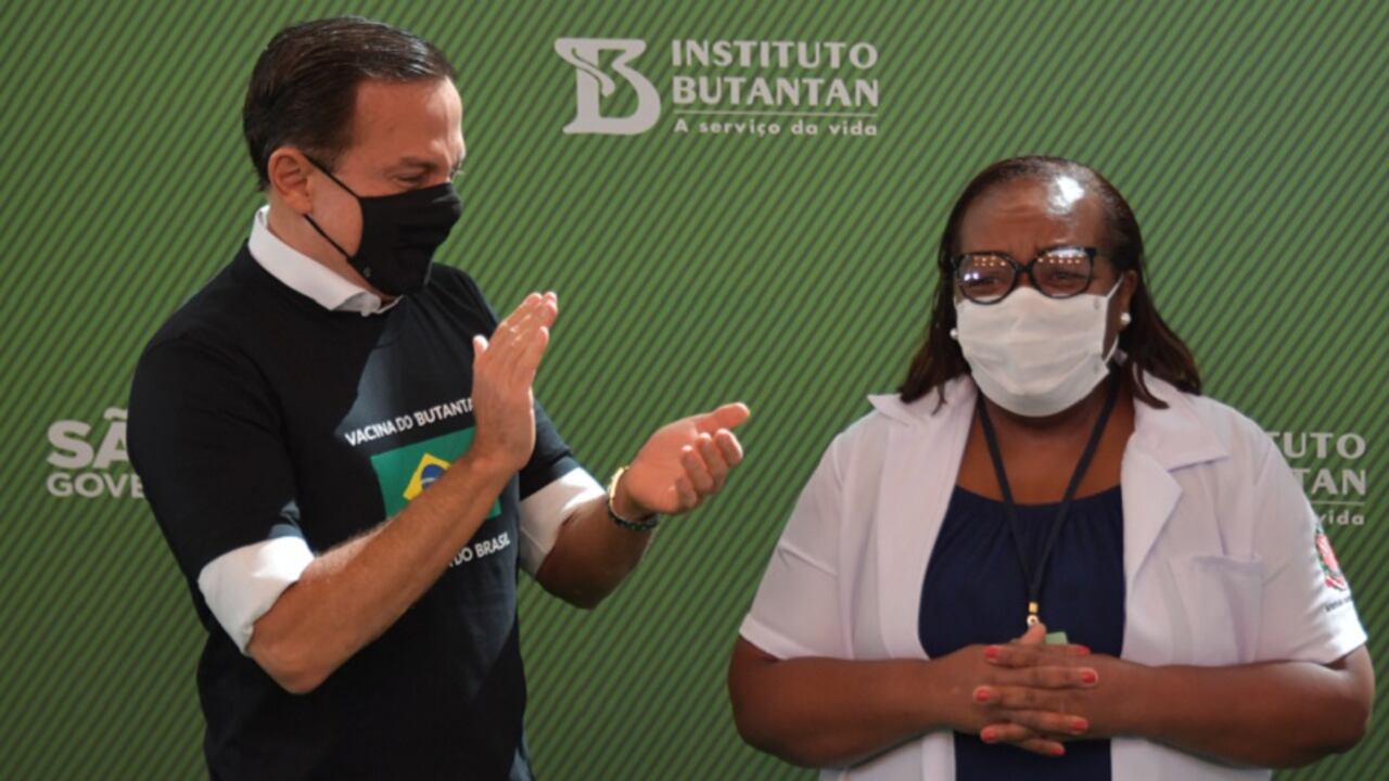 La vacunación contra el covid-19 se acelera en el mundo y comienza en Brasil