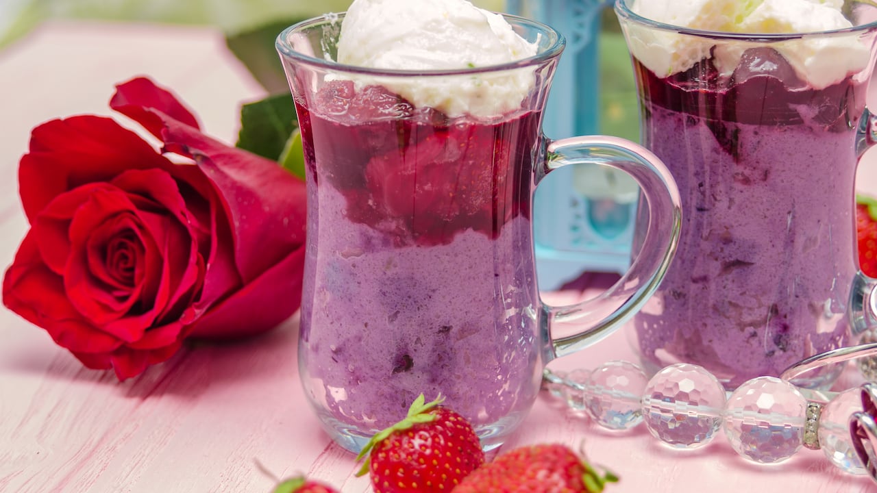 El agua de rosas tiene propiedades relajantes que ayudan a conciliar el sueño.