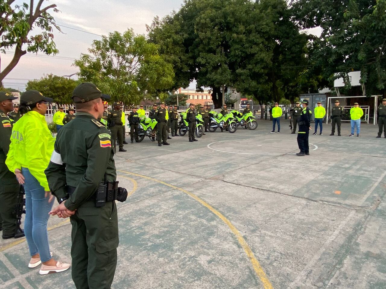 Uniformados de la policía fueron atacados por sujetos en moto tras intentar frustrar un hurto