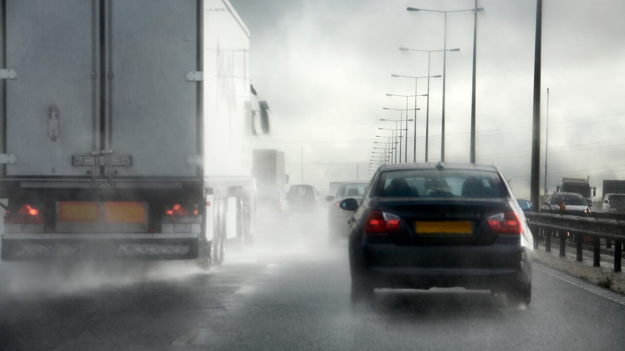 Hasta granizo cayó en la capital. El IDIGER recomienda manejar con precaución.