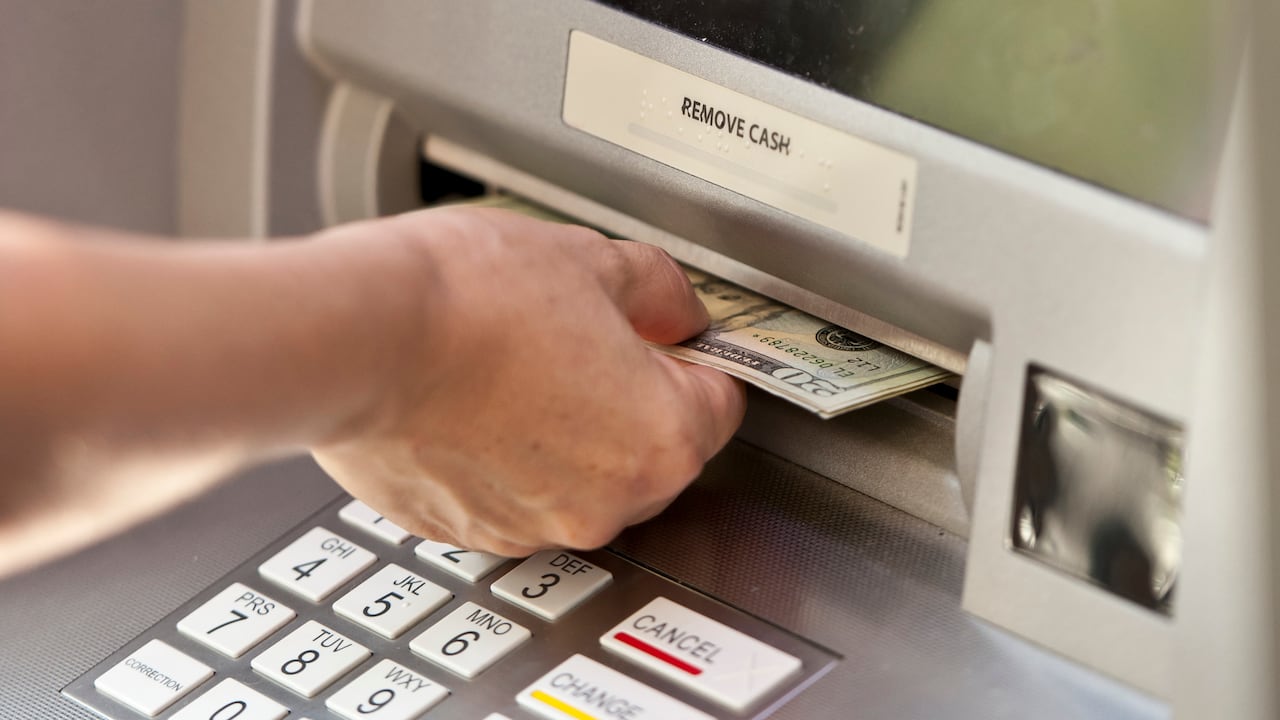Al momento de retirar dinero, es fundamental mantenerse alerta y seguir medidas básicas de seguridad.