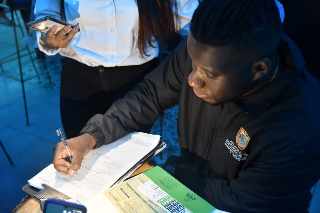 Las autoridades cerraron establecimiento comercial en el centro de Cali por incumplir norma del espacio público.
