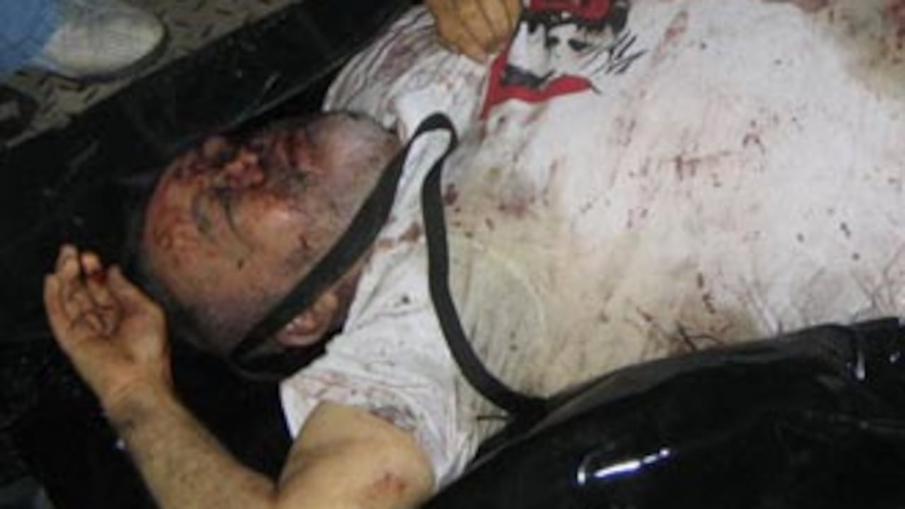 En la imagen, el cadáver de ‘Raúl Reyes’, el número 2 de las Farc muerto en combate en la mañana de este sábado. Se trata del golpe más duro en la lucha del Estado contra las Farc en los últimos 50 años. Como se aprecia, el insurgente en el momento de su muerte tenía puesta una camiseta blanca con el rostro de ‘Manuel Marulanda Vélez’, alias ‘Tirofijo.
FOTO: CORTESÍA DIARIO EL TIEMPO