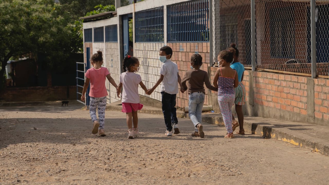 Con estrategias culturales, buscan enseñarles el riesgo de esta situación a las poblaciones más vulnerables.