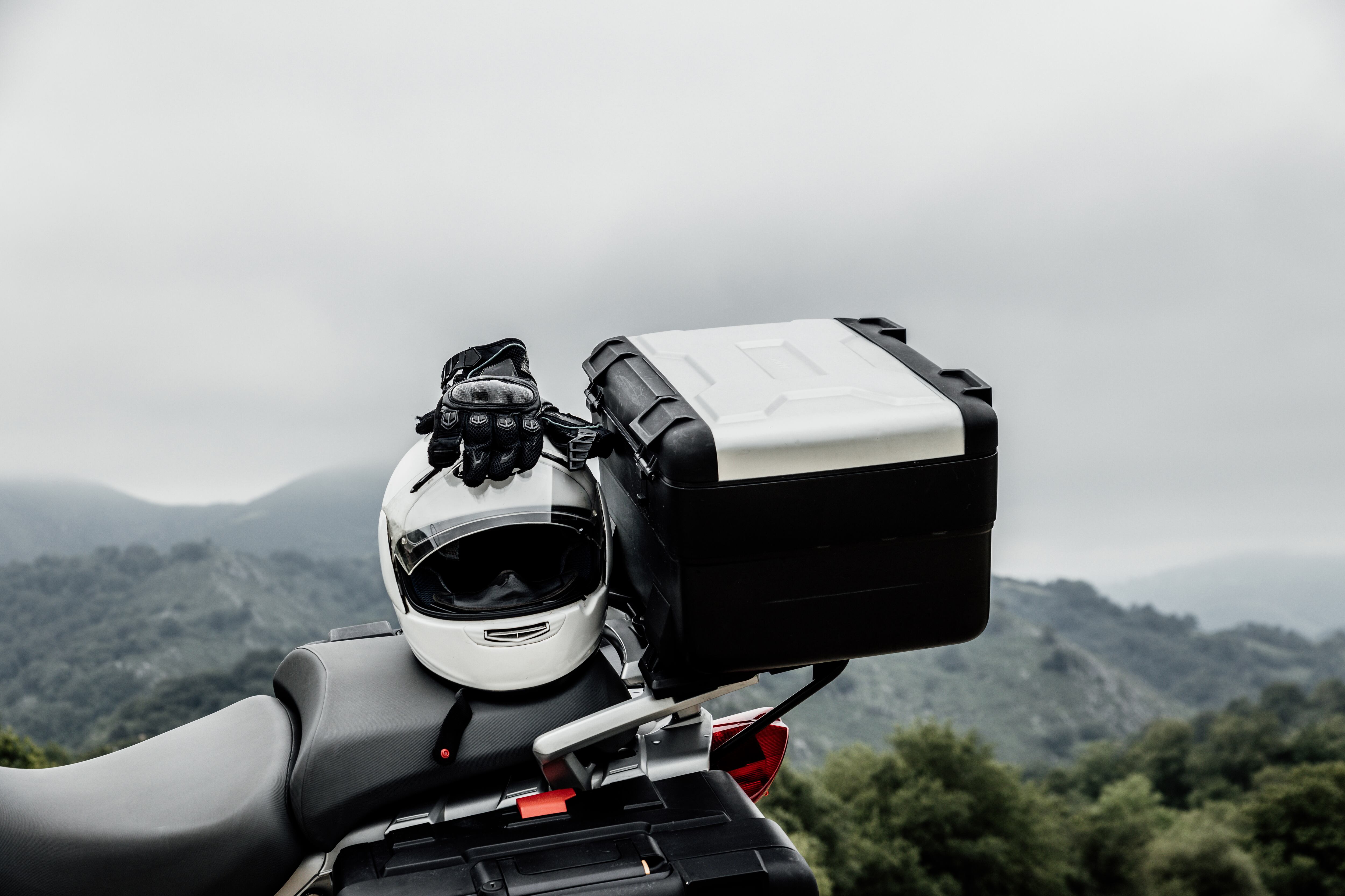 Las maletas laterales y los baúles traseros son algunos de los accesorios más utilizados por motociclistas en Colombia.