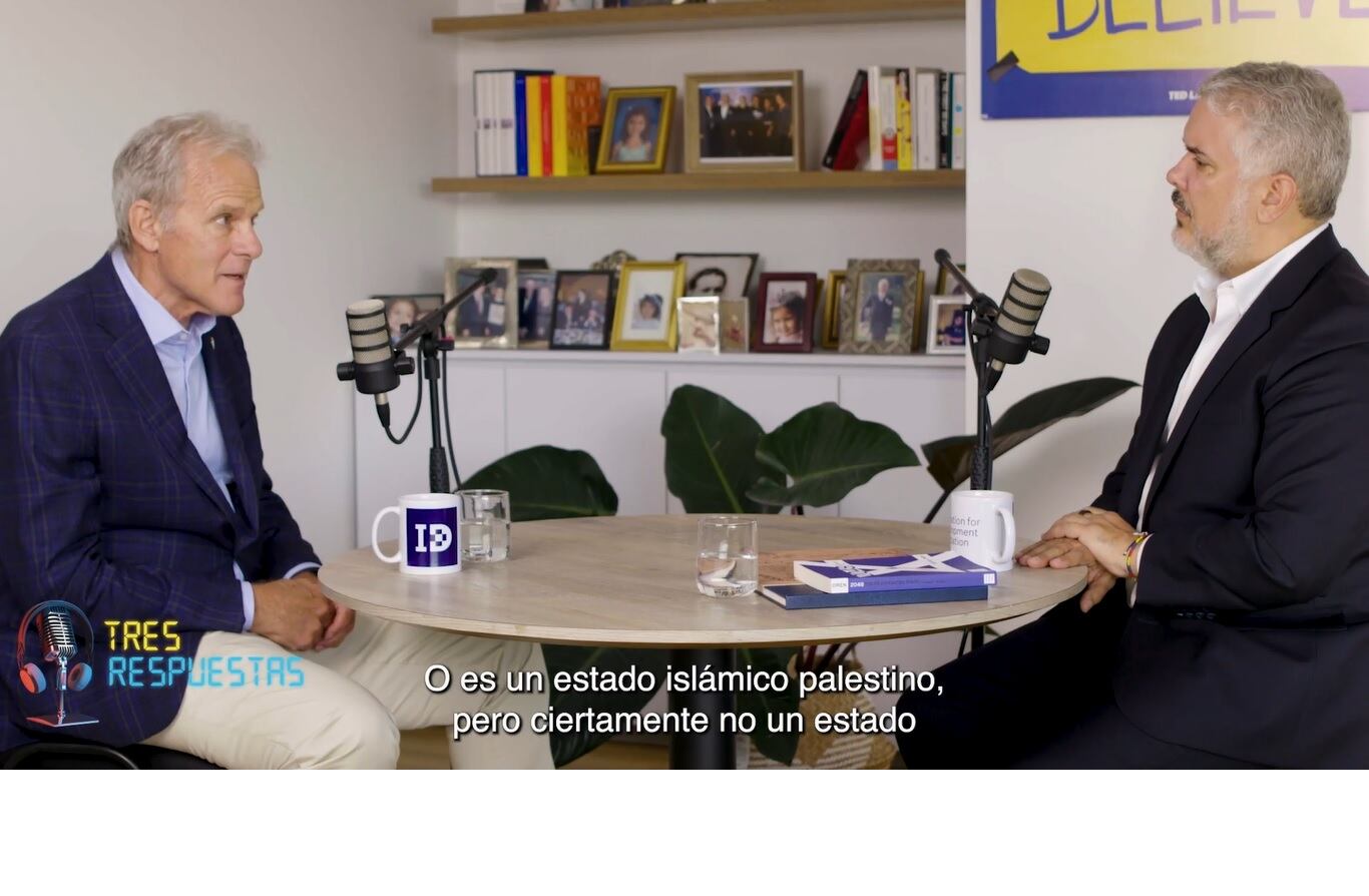 El expresidente Iván Duque entrevistó al exnegociador de paz israelí, Michael Oren, para su podcast Tres Respuestas.