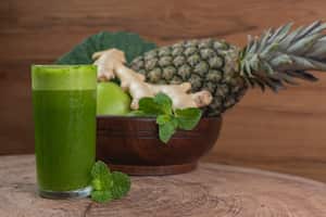 espinaca, piña y jengibre