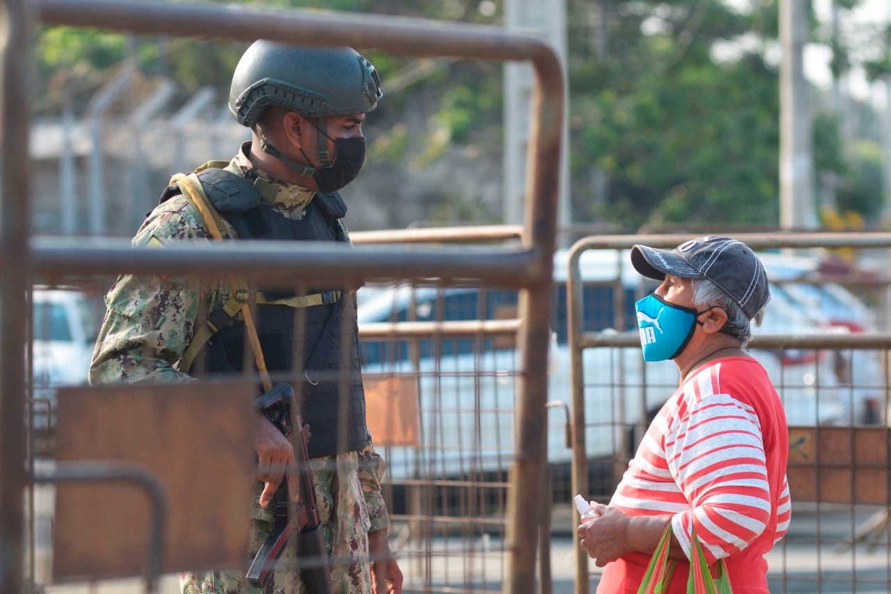 Madres a las afueras de la cárcel de Guayaquil preguntan a militares por sus hijos
