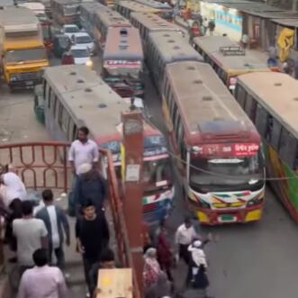 El sistema de transporte en Bangladés incentiva esta tortuosa práctica que afecta a los pasajeros y a los vehículos.