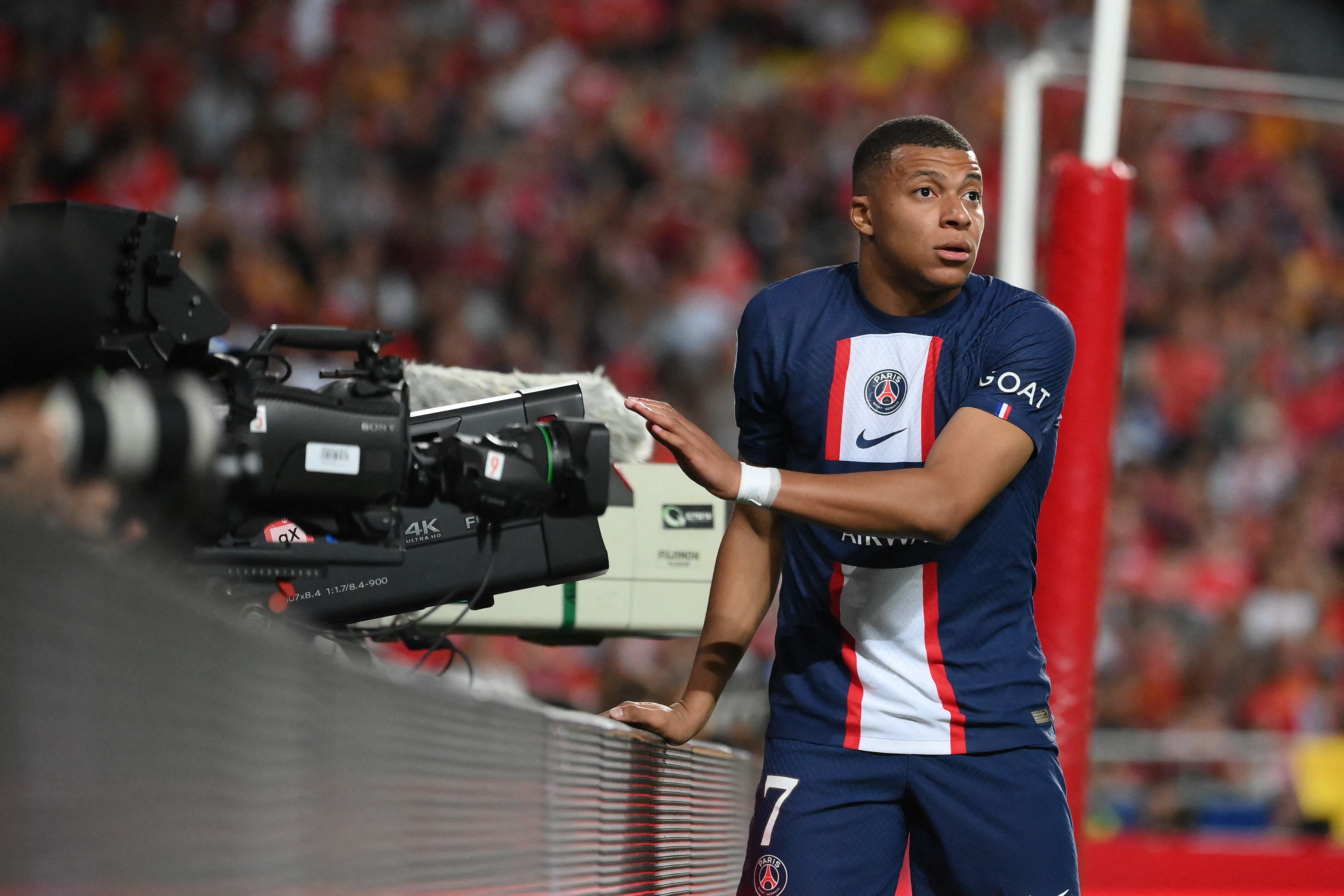 Paris Saint-Germain's French forward Kylian Mbappe reacts during the UEFA Champions League 1st round day 3 group H football match between SL Benfica and Paris Saint-Germain, at the Luz stadium in Lisbon on October 5, 2022. (Photo by FRANCK FIFE / AFP)