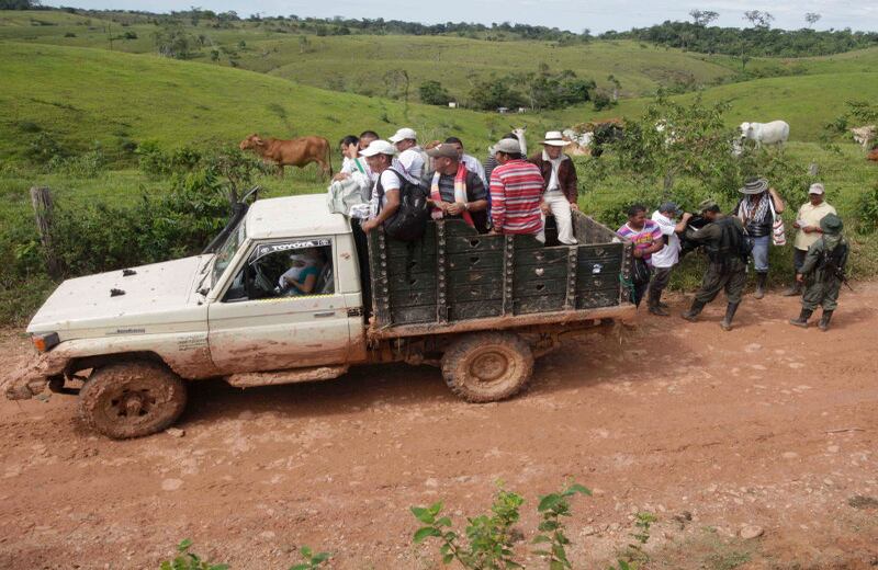 Durante la entrega del reportero la guerrilla abordó a los habitantes.