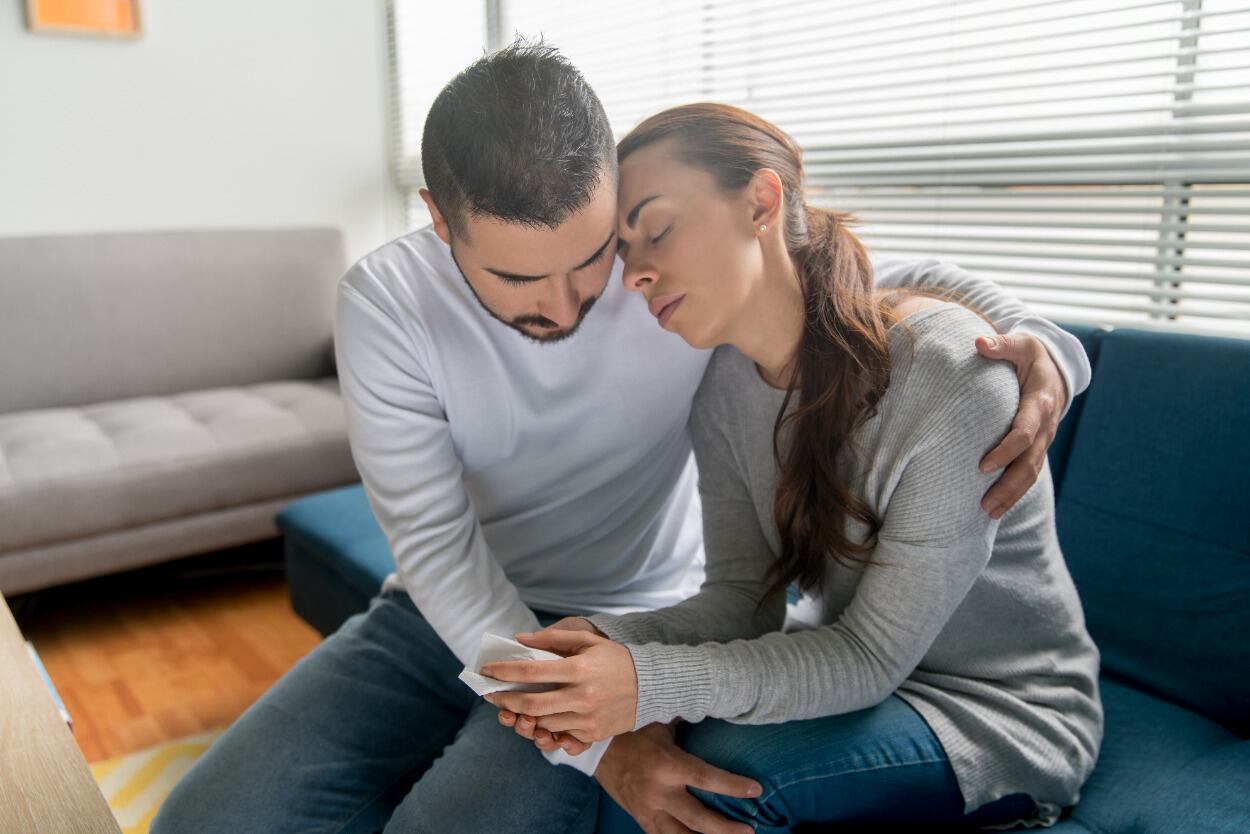 Los primeros síntomas en los adultos incluyen problemas de sueño, falta de apetito, no hay disfrute de las actividades y se reduce la capacidad de concentración.