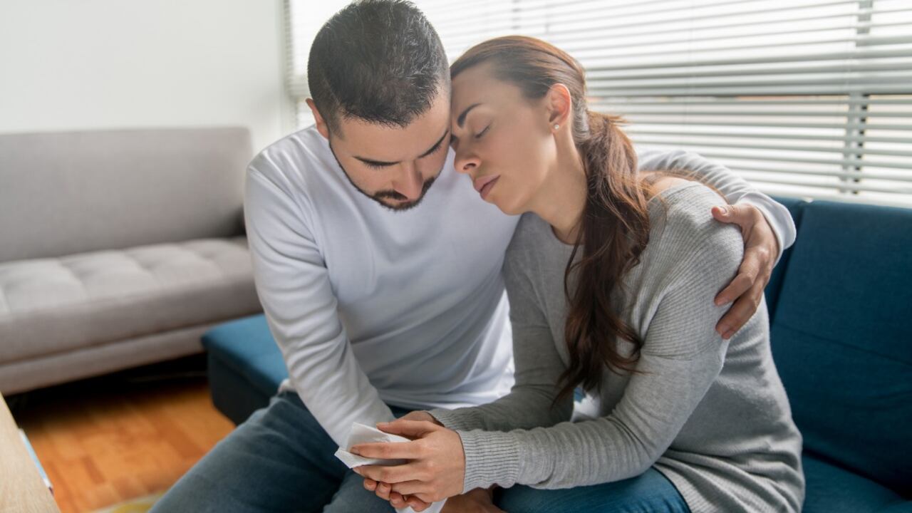 Los primeros síntomas en los adultos incluyen problemas de sueño, falta de apetito, no hay disfrute de las actividades y se reduce la capacidad de concentración.