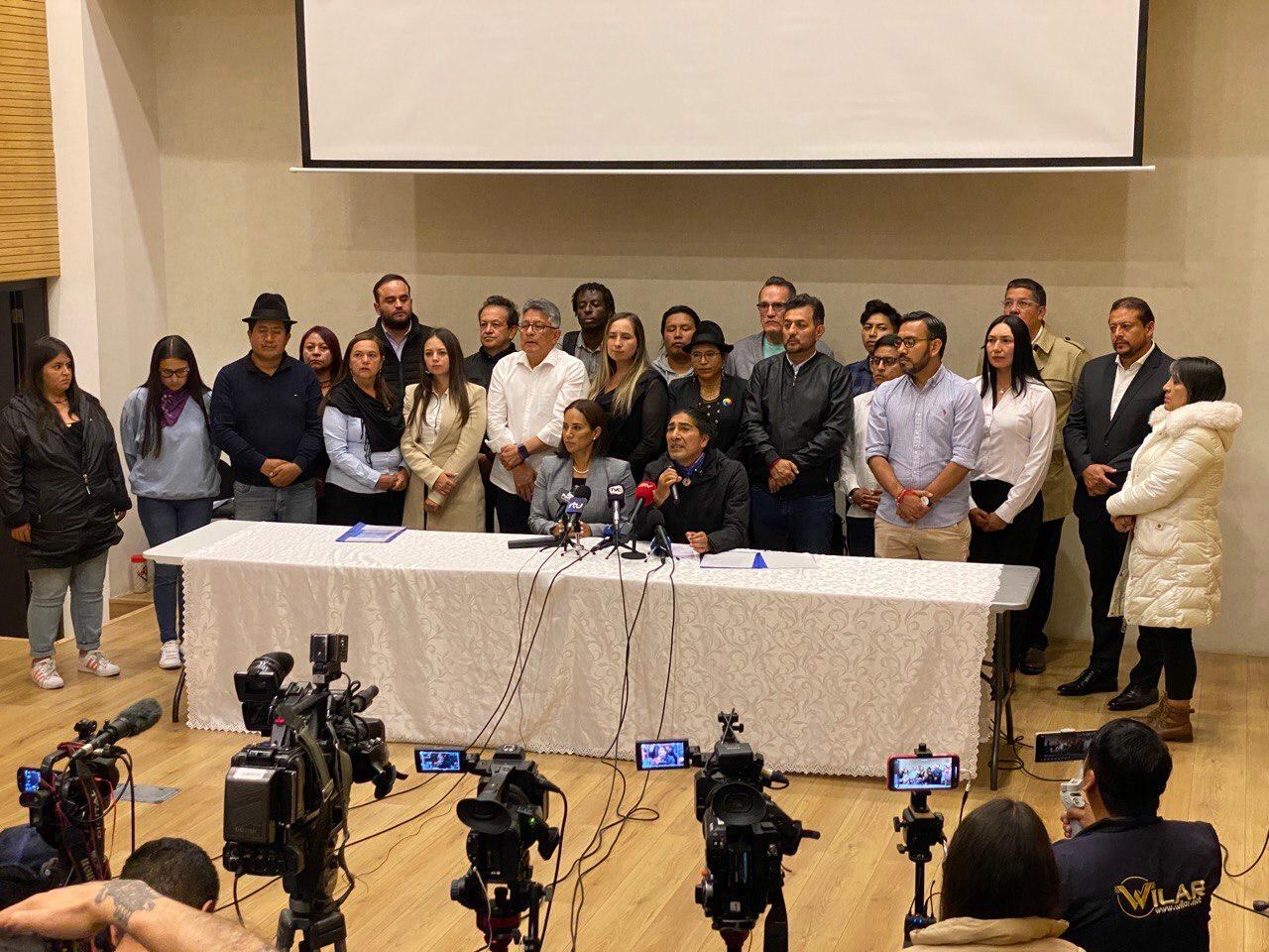 El candidato a la presidencia de Ecuador, Yaku Pérez, sostiene una rueda de prensa en Quito