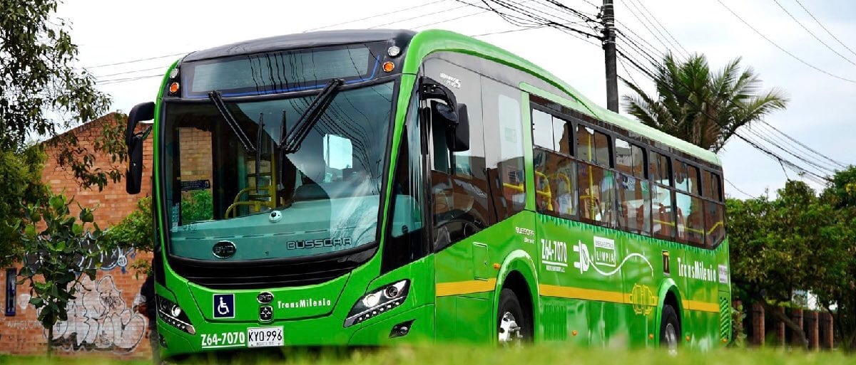 Debido al fuerte incendio que se registra a la salida de Bogotá por la calle 80, TransMilenio anunció la suspensión de una de las rutas alimentadoras y el desvío de varias zonales hasta tanto quede superada la emergencia.
