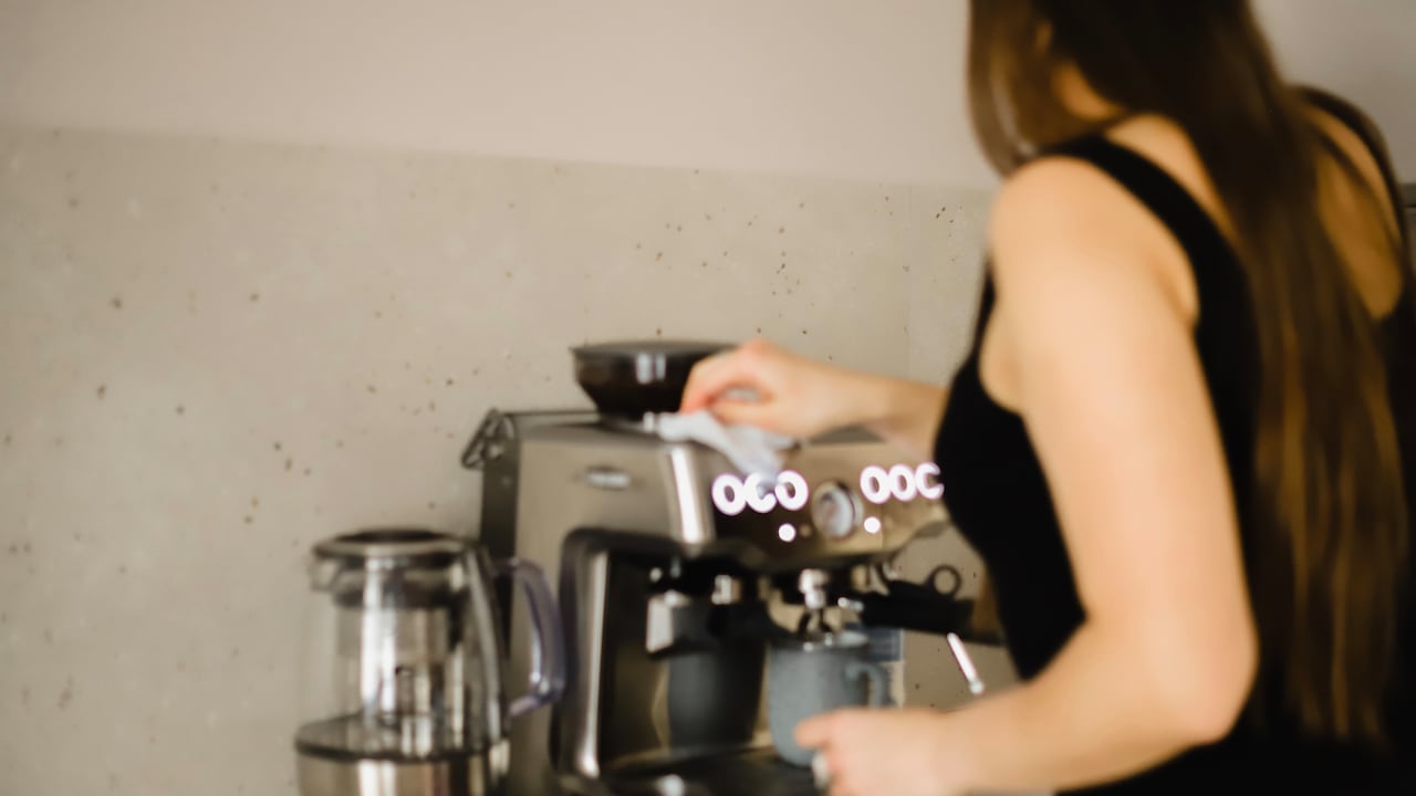 Así puede limpiar la cafetera en casa sin químicos.