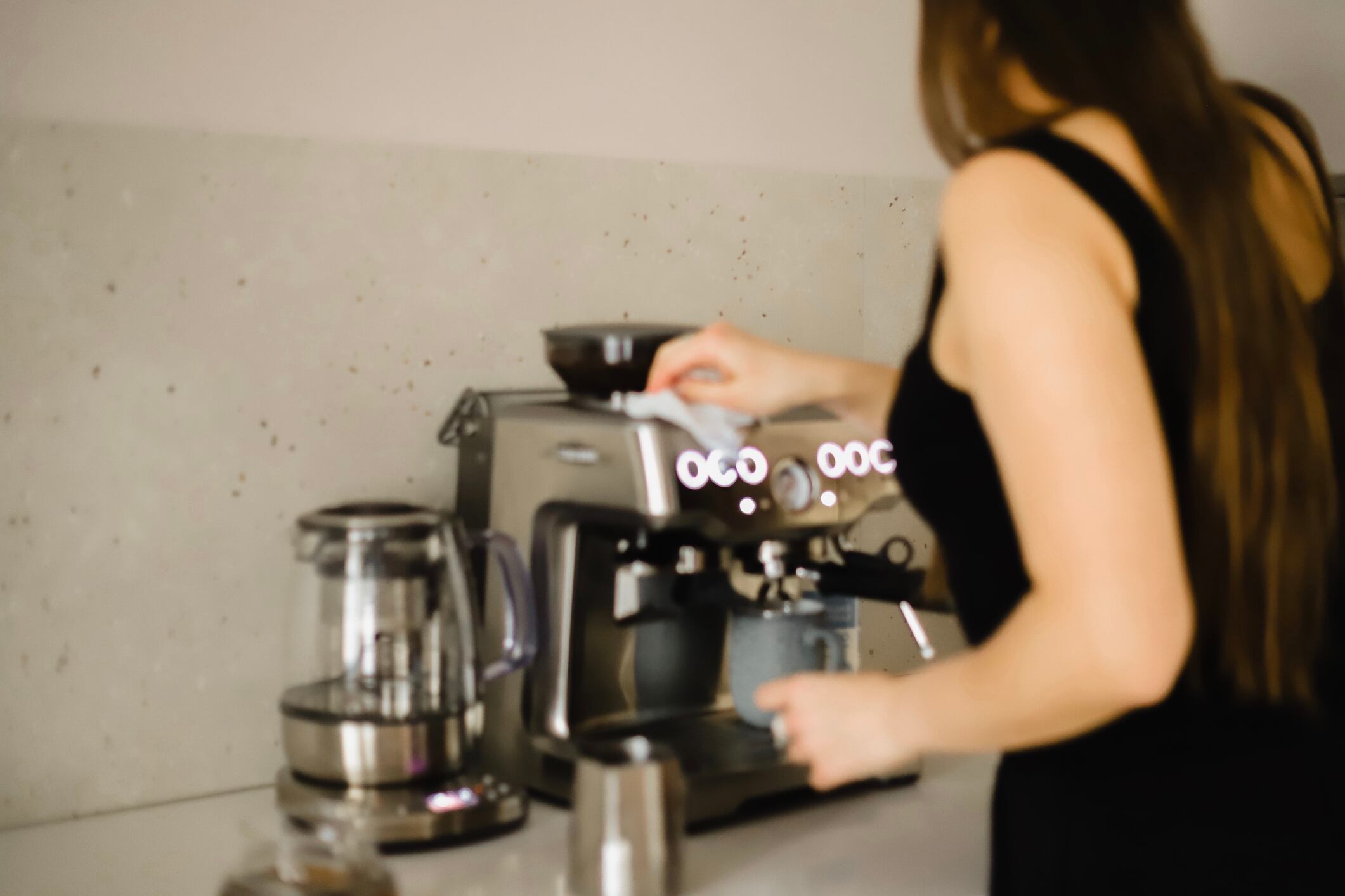 Así puede limpiar la cafetera en casa sin químicos.