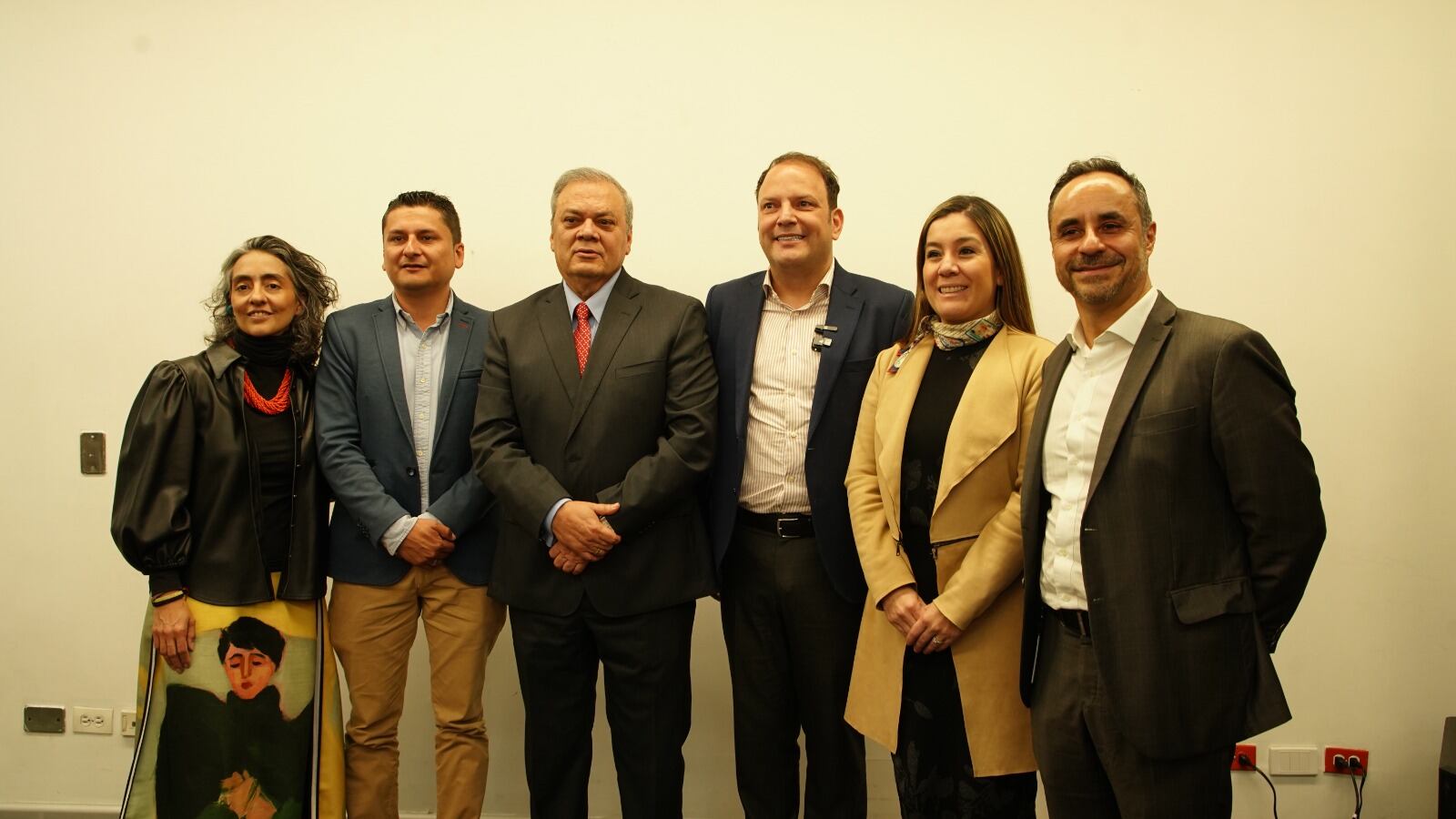 Andrés Santamaría, director del IDT; y Ovidio Claros, presidente de la Cámara de Comercio de Bogotá, acompañado de empresarios del sector turismo