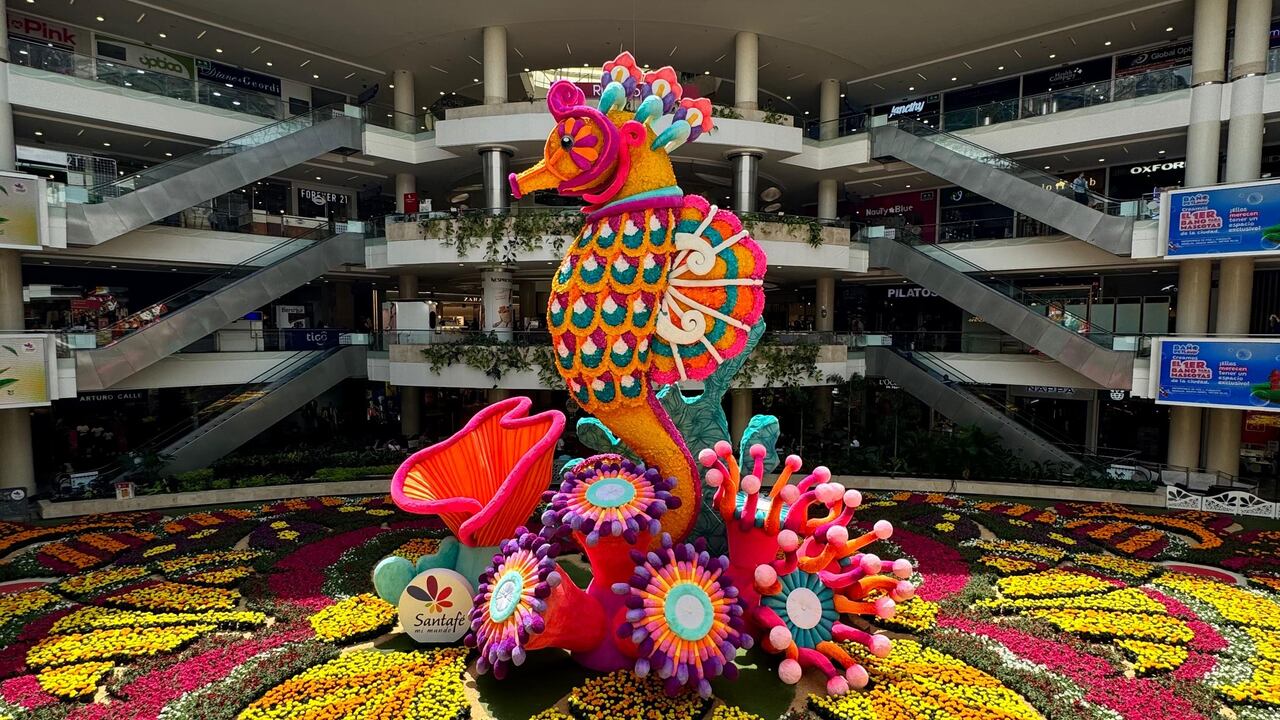Tapete floral del Centro Comercial Santafé Medellín 2024.