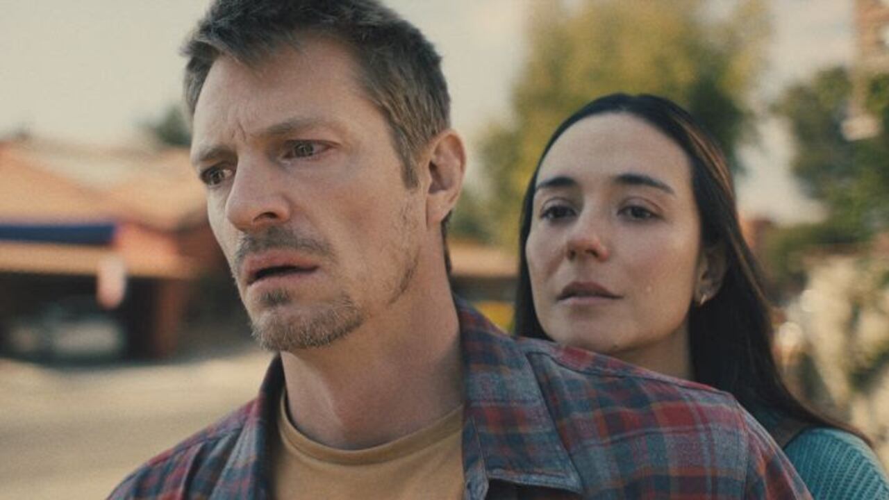 Joel Kinnaman como Brian Godlock y Catalina Sandino como Saya