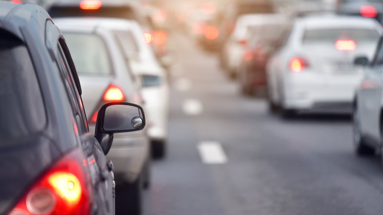La congestión y el deterioro vial agravan el riesgo en las carreteras.