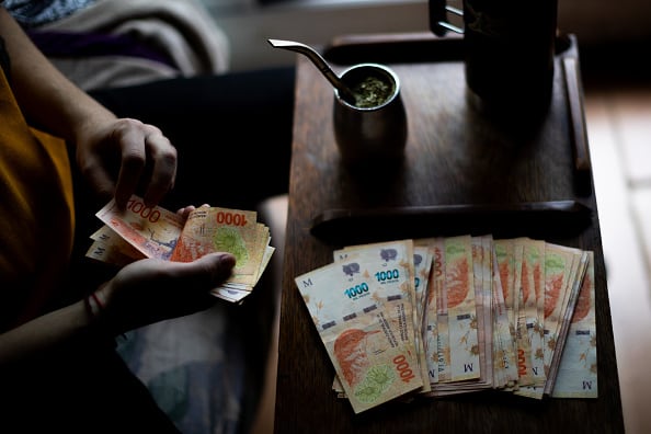 Soledad Nocito por ejemplo cambió sus hábitos. "Empecé a comprar menos carne roja y más pollo, la empecé a reemplazar", señala esta profesora universitaria de 36 años, que trabaja dos empleos para llegar a fin de mes.